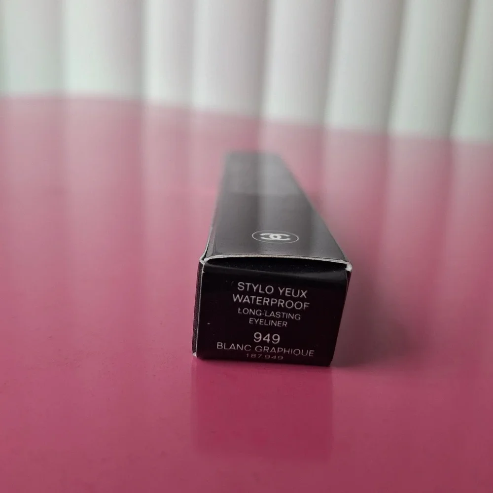 Chanel Stylo Yeux Waterproof Long-Lasting Eyeliner 949 Blanc Graphique White